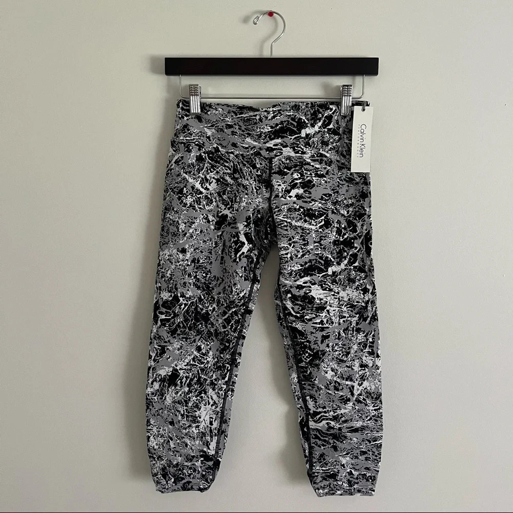 1 🆕 Calvin Klein Performance Cropped Leggings